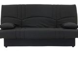 canapé-lit futon noir avec des coussins posés dessus