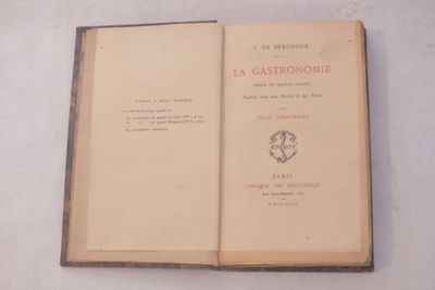 un livre ouvert posé sur une surface blanche, avec l'image d'un chat