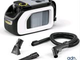 un aspirateur noir et blanc avec un tuyau à côté