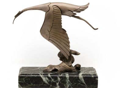 statue d'un oiseau posée sur un socle en marbre, sur fond blanc