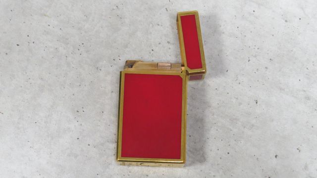 S.T. DUPONT. Briquet à gaz en métal doré et laque de Chine rouge
