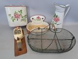de nombreux objets posés sur une table