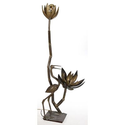 une image représentant une statue en bronze d'un oiseau et d'une fleur