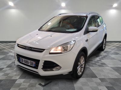 le ford kuga blanc est garé sur un carrelage en damier