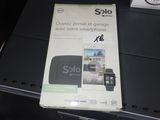 emballage d'un téléphone portable posé sur une table noire