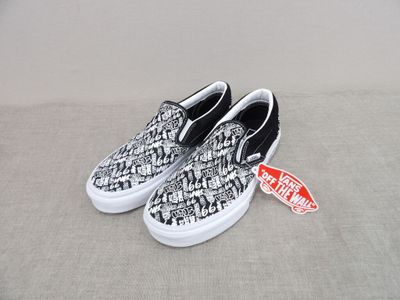 baskets sans lacets Vans noires et blanches, avec un motif noir et blanc