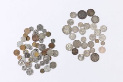 un grand nombre de pièces qui se trouvent sur une surface blanche