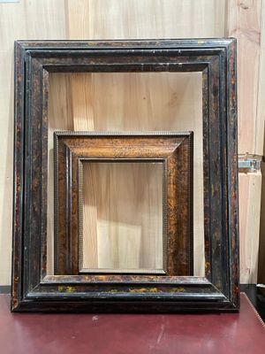 Lot de deux cadres, l'un en ronce de noyer, l'autre à l'imitation d'éc - Photo 1