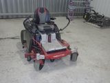 une photo d'une tondeuse à gazon dans un garage