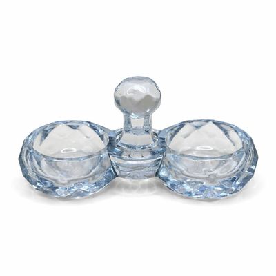 Ensemble de salière et poivrière en cristal sur fond blanc