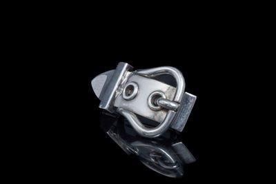 HERMES par GAETAN de PERCIN Broche boucle sellier en argent.