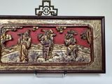 a picture of a gold and red plaque on a wall