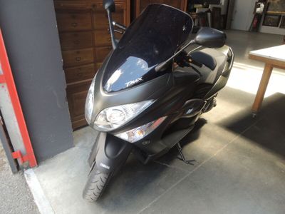 une moto qui est garée dans un garage