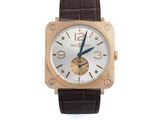 une image représentant une montre avec un bracelet en cuir marron sur fond blanc
