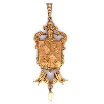 une image représentant un pendentif en or orné d'un blason et d'une perle