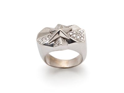 un gros plan d'une bague en argent sertie de diamants