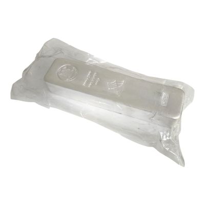 un sachet transparent contenant du savon posé sur une surface blanche