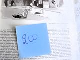 une feuille de papier posée sur un livre ouvert