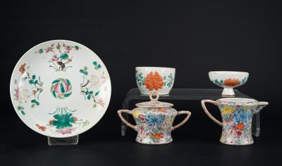 trois tasses, une soucoupe et une assiette posées sur une table