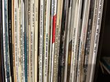 une grande quantité de disques vinyles empilés sur une étagère