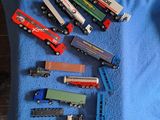 plein de petits trains et de petits camions sur une couverture bleue