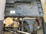 une boîte à outils contenant des outils, posée sur le sol