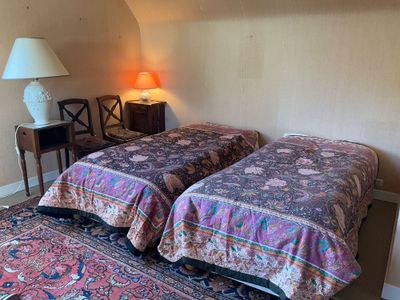 Lot composé de 2 chaises, 2 tables de chevet , 2 lampes et 2…