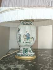 une lampe posée sur une table dans une pièce