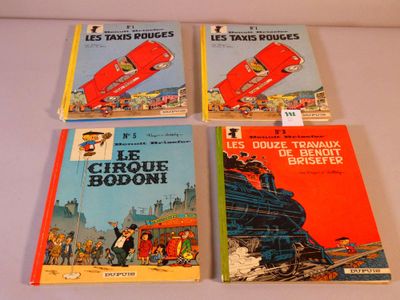 quatre livres pour enfants sont alignés sur une table