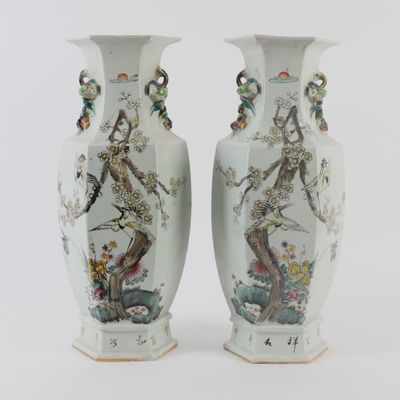 deux vases posés côte à côte sur une surface blanche