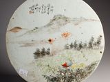 une assiette blanche décorée d'une peinture, posée sur une table