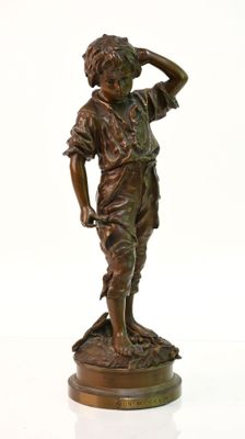 une statue antique en bronze représentant un garçon coiffé d'un chapeau