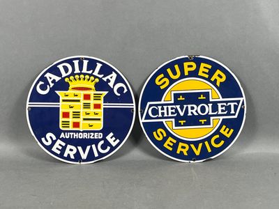 deux panneaux d'entretien vintage de la marque Cadillac, l'un bleu et l'autre jaune