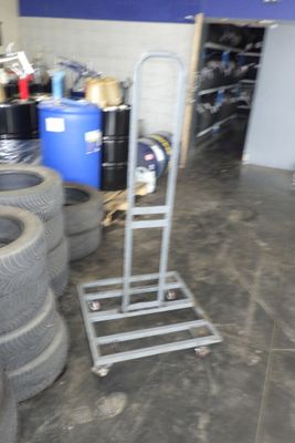 de nombreux pneus et un chariot dans un garage