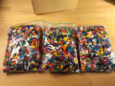 trois sachets de vermicelles en sucre posés sur une table