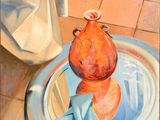 une peinture représentant un vase orange posé sur une assiette bleue