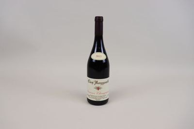 la bouteille de vin est posée sur une surface blanche