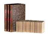 les livres sont alignés sur une surface blanche