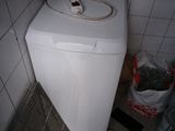 un lave-linge et un sèche-linge blancs dans une petite pièce