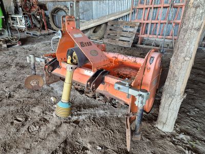 l'image d'une machine posée dans la terre