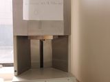une machine posée sur une table, sur laquelle se trouve un mot
