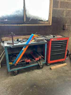 un établi sur lequel sont posés des outils, dans une pièce