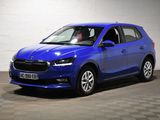 une voiture bleue garée dans un garage au sol en damier