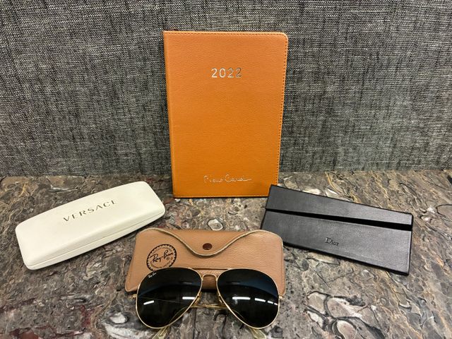 Lot comprenant 1 agenda PIERRE CARDIN, Paire de lunettes de solei...