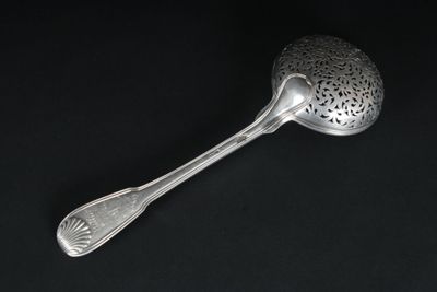 Cuiller saupoudreuse en argent, modèle à filets-coquille. - Photo 1