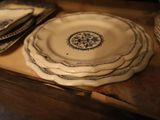 une pile d'assiettes posée sur une table en bois