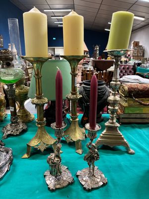 une table sur laquelle sont disposés de nombreuses bougies et d'autres objets