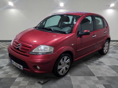 la photo d'une voiture rouge garée dans un garage