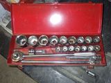 une boîte à outils rouge contenant un ensemble d'outils
