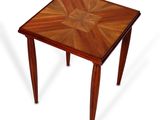 une image représentant une table en bois ornée d'un motif en forme d'étoile